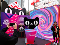 דוכן של אתר הקניות Tmall, מקבוצת עליבאבא,  ביום הרווקים הסיני / צילום: Associated Press, Ng Han Guan