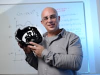 ד''ר אורן שריקי  עם מד גלי מוח. מפתח מערכת לבישה ונסתרת / צילום: איל יצהר