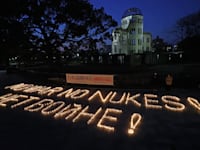 מיצג מ־1,300 נרות בהירושימה החודש. ''לא מלחמה, לא לפצצות גרעיניות'' / צילום: Reuters, Takuya Yoshino