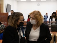 התובעת עו''ד יהודית תירוש ועו''ד ליאת בן ארי, המשנה ליועמ''ש / צילום: אלכס קולומויסקי-ידיעות אחרונות