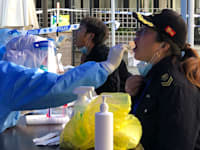 בדיקות קורונה ציבוריות בשנחאי שנמצאת תחת סגר / צילום: Associated Press, Chen Si