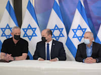 הצהרת ראש הממשלה בנט הבוקר. לצדו, השרים עמר בר לב ובני גץ / צילום: עמוס בן גרשום, לע''מ