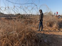 פירצה בגדר ההפרדה / צילום: Associated Press, Nasser Nasser