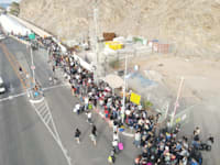 מחכים בתור במעבר הגבול בטאבה, היום / צילום: רש״ת