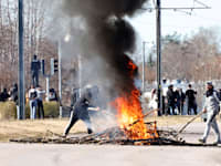 שריפת ספרי קוראן בנורשפינג בשבדיה / צילום: Reuters, TT NEWS AGENCY