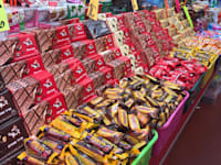 ממתקי שוקולד של עלית בקיוסק / צילום: Shutterstock, Polina LVT