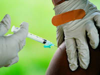 מטופל מקבל חיסון נגד קורונה בארה''ב / צילום: Associated Press, Matt Rourke