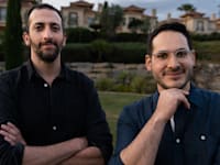 מימין: רפאל אוזן, מנכ''ל חברת A.Team, וקובי מצרי, סמנכ''ל התפעול / צילום: Kevin Deming