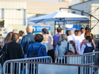 המרכז לדרכונים זמניים, סמוך לקניון איילון בבני ברק / צילום: שלומי יוסף