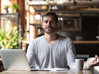 איזון בריא בין עבודה לחיי פנאי / צילום: Shutterstock, fizkes