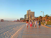 חוף הים בהרצליה. המלונות בעיר עם תפוסה ממוצעת של 73% / צילום: Shutterstock