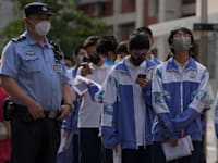 כניסה לבית ספר בבייג'ינג, מוקדם יותר היום / צילום: Associated Press, Andy Wong