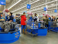 חנות וולמרט. יכולת מוגבלת לגלגל עליות מחירים אל הצרכנים / צילום: Shutterstock