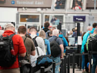 תור של נוסעים בשדה התעופה בדנוור, בחודש שעבר / צילום: Associated Press, David Zalubowski