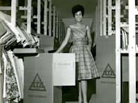 דוגמנית של המותג, שנות השישים. הפשרה הסופית בין הצדדים סוכמה בתנאי שלא תפורסם ברבים / צילום: אנה ריבקין - בריק באדיבות הארכיון הציוני המרכזי ירושלים