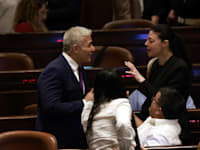 ראש הממשלה יאיר לפיד ושרת התחבורה מרב מיכאלי במליאת הכנסת / צילום: יוסי זמיר