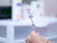 חיסון נגד קורונה של חברת מודרנה / צילום: Associated Press, Sean Rayford