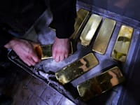 מטילי זהב במפעל בקרסנויארסק / צילום: Reuters, ALEXANDER MANZYUK