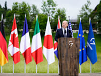 קנצלר גרמניה אולף שולץ נואם בפסגת G7 / צילום: Associated Press, Martin Meissner