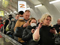 עוברי אורח ברכבת התחתית ברוסיה. האם האיסור מתייחס רק ללקוחות שנמצאים פיזית ברוסיה? / צילום: Associated Press, Dmitri Lovetsky