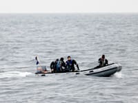 חוקרים מאוניברסיטת קיל הגרמנית שטים סמוך לאזור קולברגר היידה, אחד מאתרי ההטמנה הגדולים ביותר / צילום: Reuters, Frank Molter