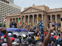 מפגינים מחוץ למשרדי נשיא סרי לנקה בעיר קולמבו / צילום: Associated Press, Thilina Kaluthotage