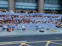 מפגינים מול סניף של הבנק המרכזי של סין / צילום: Associated Press