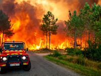 שריפת יער שפרצה בשבוע שעבר במחוז ג'ירונד שבצרפת בשל החום הכבד / צילום: Associated Press, SDIS 33