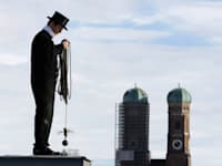 מנקה ארובות גרמני מעל גגות מינכן / צילום: Reuters, Michaela Rehle