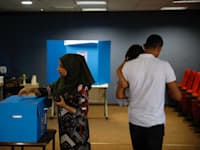 אישה מצביעה בכפר מנדא / צילום: Associated Press, Ariel Schalit