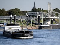 Federico Gambarini / צילום: דוברה שטה על נהר הריין. עורק הסחר של מערב גרמניה מתייבש