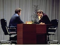 שחקן השחמט האמריקאי בובי פישר משחק נגד אלוף רוסיה בוריס ספאסקי ברייקיאוויק, איסלנד, 1972 / צילום: Associated Press, AP Photo/J.W. Green