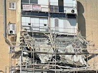 קריסת המרפסות בבניין ברחוב מרבד הקסמים בחולון / צילום: עיריית חולון