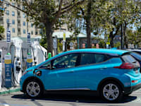 מכונית חשמלית נטענת בקליפורניה. לקראת מדיניות אפס פליטות פחמן דו חמצני / צילום: Associated Press, Godofredo A. Vásquez