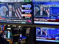 נאום יו''ר הפדרל ריזרב משודר במסכים בוול סטריט / צילום: Associated Press, Seth Wenig