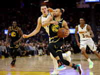 שחקני Golden State Warriors guard, סטפן קרי וניקולה יוקיץ' / צילום: Associated Press, Jed Jacobsohn