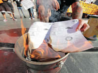 מפגין איטלקי שורף חשבון חשמל / צילום: Reuters, IPA