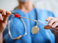 בדיקת רקמות להוכחת הורות / צילום: Shutterstock, Dusan Petkovic