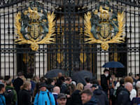 אנשים מתאספים מחוץ לארמון בקינגהאם, מוקדם יותר היום / צילום: Associated Press, Frank Augstein