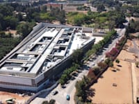 חוות השרתים של סרבר פארם, בזק בינלאומי וגוגל במושב  בני ציון. התושבים התנגדו / צילום: ט. ג. הפקות