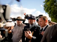 דיוויד בקהאם משוחח עם עיתונאים לאחר שחלף על פני ארונה של המלכה אליזבת השנייה / צילום: Associated Press, Markus Schreiber