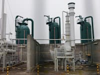 צינורות ומיכלי גז טבעי בצרפת, יום חמישי 13.10 / צילום: Associated Press, Jean-Francois Badias