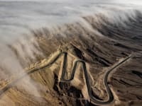 גלישת עננים במכתש. רק בזריחה אפשר לראות את הפלא / צילום: זאב שטיין - מתוך ויקיפדיה