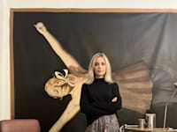 וויאנט על רקע אחת מעבודותיה. יצירות שנמכרות במחירים גבוהים בהרבה מהערכות השווי שלהן / צילום: באדיבות Anna Weyant