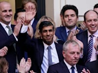 ראש הממשלה הבריטי החדש, רישי סונאק (במרכז) עם חברי פרלמנט שמרניים, לונדון. השבוע / צילום: Associated Press, Alberto Pezzali