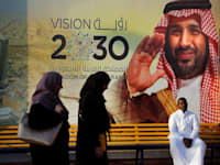 פוסטר של יורש העצר מוחמד בין סלמאן ותוכנית Vision 2030 שלו / צילום: Associated Press, Amr Nabil