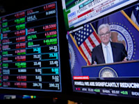 יו''ר הפדרל ריזרב, ג'רום פאוול, על מסך בוול סטריט / צילום: Associated Press, Seth Wenig