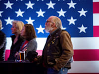 ממתינים לתוצאות בחירות האמצע בארה''ב / צילום: Associated Press, Nicole Neri