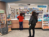 בית מרקחת במסצ'וסס, ארה''ב. התרופה מאקנה למניעת לידה מוקדמת נכשלה בניסוי שנקבע לה כתנאי לאישור תרופות אך אושרה לשימוש / צילום: Shutterstock