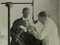 בדיקת שיניים באמצעות מיכשור מיקרוסקופי, 1907 / צילום: ויקיפדיה